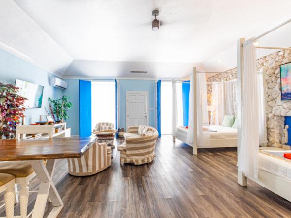 A la foto es mostra l'objecte Studio Palms BC situat a la ciutat de Nassau Estate.