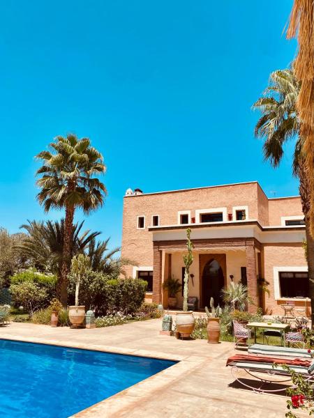 写真にはマラケシュ市にあるLa Villa Des Golfs & PinkCactusが写っています。
