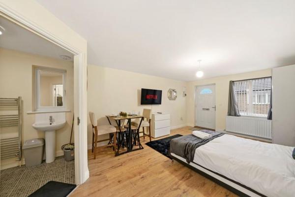 På billedet ses objektet LT Properties comfy Studio Apartment beliggende i byen Luton.