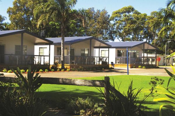 A la foto es mostra l'objecte Smugglers Cove Holiday Village situat a la ciutat de Forster.