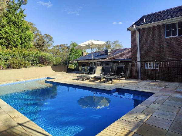 På bilden syns objektet 4-bedroom Acre Retreat with Pool & Garden - Pets and Long Stays Welcome som ligger i staden Templestowe.