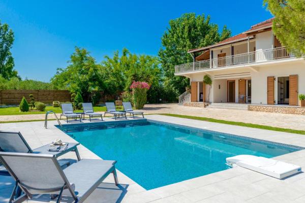A la foto es mostra l'objecte Villa Agricola situat a la ciutat de Pigadhákia.