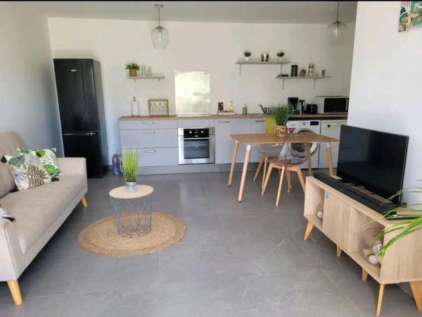 Op de foto is het object Superbe appartement cosy neuf te zien, gelegen in de stad Happy Bay.