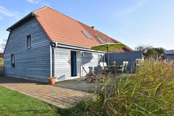 På billedet ses objektet Ostseelandhaus mit Südterrasse und Teich OFC 07 beliggende i byen Langendamm.