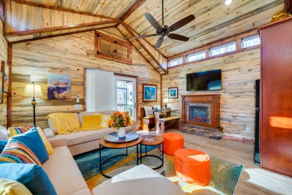 En la foto se muestra el objeto Hook, Line and Sinker Retreat with Fire Pit! ubicado en la ciudad de Broken Bow.