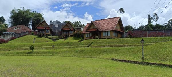 The photo shows the Sari Papandayan Resort Syariah located in the city of Cisurupan.