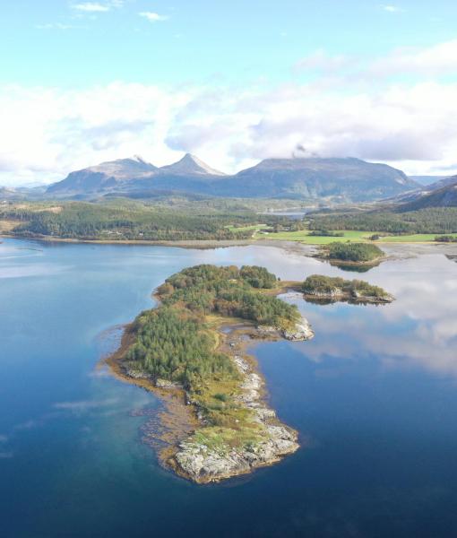 Na fotografii je vidět objekt Unique totally private island in a Norwegian fjord with space for 40 people, a dinner room and a chapel nacházející se ve městě Simle.