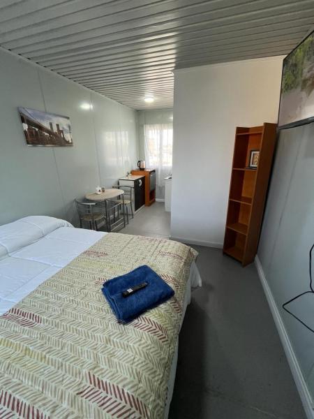 Na zdjęciu widoczny jest obiekt Hospedaje Oasis Modulares położony w mieście Calama.