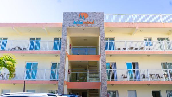 The photo shows the Kitewind Apartamentos Cabarete located in the city of Cabarete.
