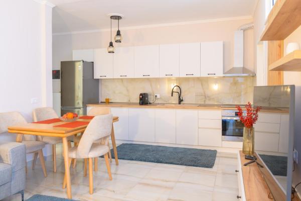 Tirana Cityscape 3- Vibrant Modern Apartment, Tirana