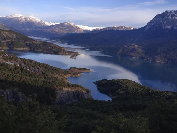 A la foto es mostra l'objecte Entre lac et montagnes situat a la ciutat de Savines.