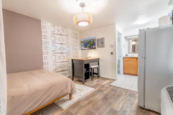 A la foto es mostra l'objecte Modern Haven: Chic Studio Getaway situat a la ciutat de Reno.