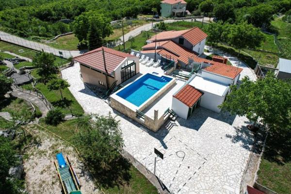 På billedet ses objektet Holiday house with a swimming pool Kotlenice, Zagora - 22219 beliggende i byen Bisko.
