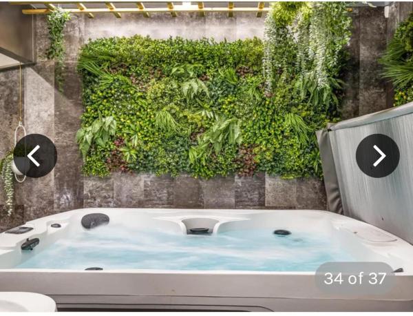 A la foto es mostra l'objecte Ivy House 6-Beds Sleeps 19 with Hot Tub situat a la ciutat de Fenwick.