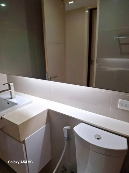Na fotografii je vidět objekt LIV@5 Condominium nacházející se ve městě Makkasan.