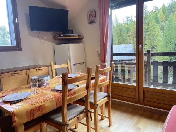 A la foto es mostra l'objecte Charmant T2 au pied des pistes avec balcon, pour 6 personnes à Risoul 1850 - FR-1-330-553 situat a la ciutat de Risoul.