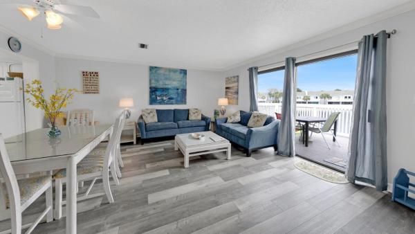 Southbay 60 Lake Front Townhome Short Walk To Private Beach - 德斯坦