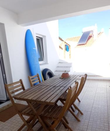 Na fotografii je vidět objekt AzuldoMar - Beach House nacházející se ve městě Odeceixe.