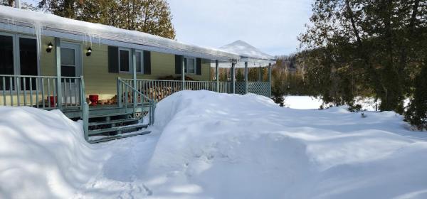 На фото показан объект Lazy lake cabin, расположенный в городе Saint-Rémi-dʼAmherst.