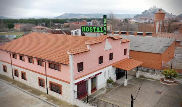 Na zdjęciu widoczny jest obiekt Hostal Infante Peñafiel położony w mieście Peñafiel.