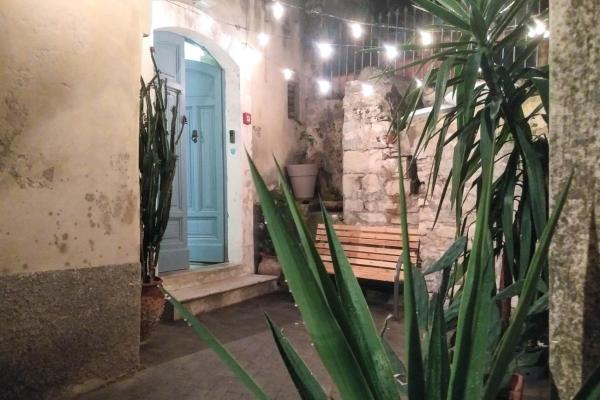 A la foto es mostra l'objecte Casa Catalé situat a la ciutat de Modica.