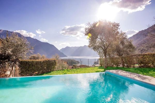 Nella foto è visibile l'oggetto Ossuccio Sanny-Grande B sleeps 8 with POOL by Italian Apartments situato nella città di Ossuccio.