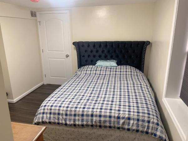 Na fotografii je vidět objekt Brand new bedroom next Camden yard , convention center nacházející se ve městě Baltimore.