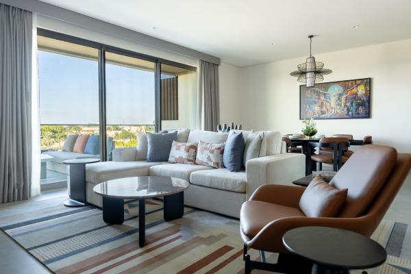 The photo shows the Fraser Suites Al Liwan located in the city of Karzakkān.