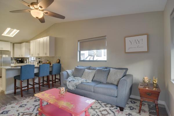 På bildet vises objektet Ideally Located Palm Harbor Condo Walk Downtown! som ligger i byen Crystal Beach.