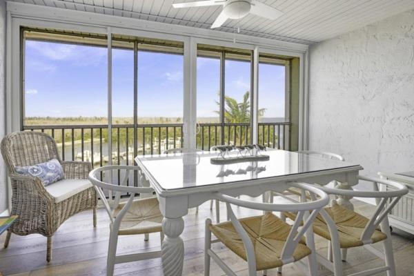 Na zdjęciu widoczny jest obiekt South Seas Bayside Villa 4306 condo położony w mieście Captiva.