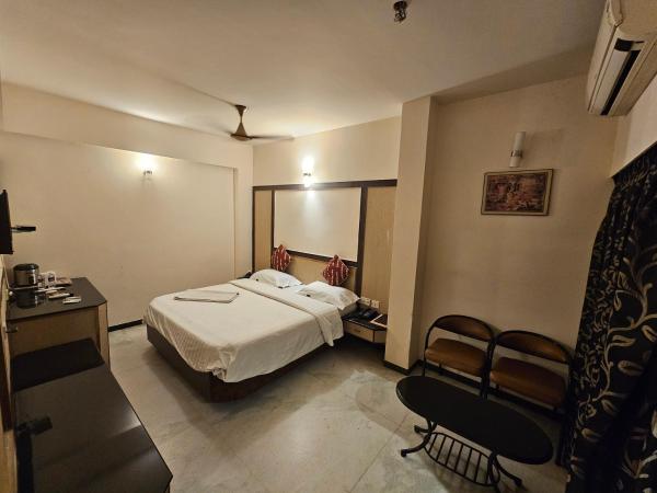 写真にはTiruchengodu市にあるHOTEL MERILINが写っています。