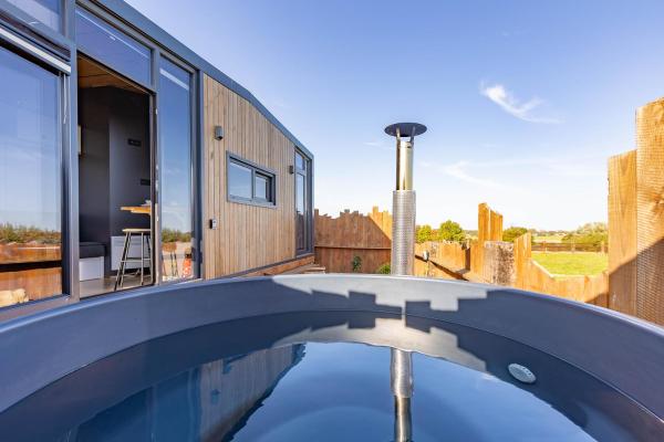A la foto es mostra l'objecte Les Tiny du Pré Mathy - Logements insolites avec Jacuzzi à Profondeville situat a la ciutat de Arbre.