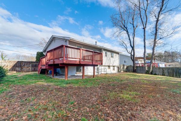 A la foto es mostra l'objecte Backyard and Deck Family-Friendly Lorton Home! situat a la ciutat de Lorton.