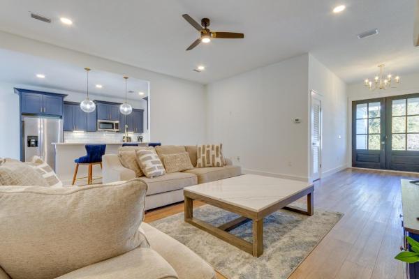 A la foto es mostra l'objecte Modern Gulf Breeze Home with Patio 13 Mi to Beach! situat a la ciutat de Oriole Beach.