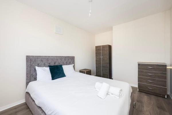 3 Bedroom King's College Denmark Hill Flat, London