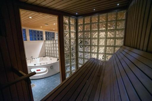 Na zdjęciu widoczny jest obiekt Villa Närhi 230 m2 upea talo rauhallisella alueella położony w mieście Seinäjoki.