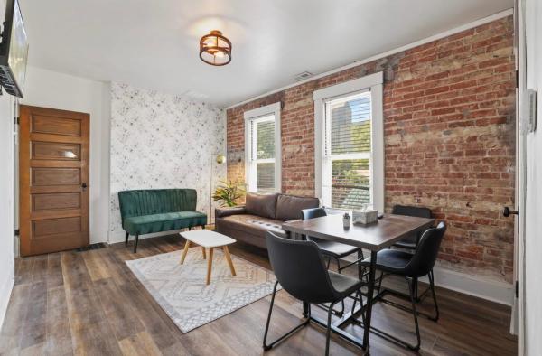 A la foto es mostra l'objecte Housepitality - City View Loft - German Village situat a la ciutat de Columbus.