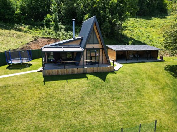 Na zdjęciu widoczny jest obiekt Imanje Dedovina położony w mieście Kosjerić.