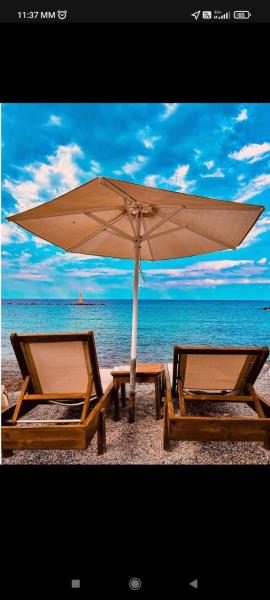 Na fotografii je vidět objekt Galazio Seaside Luxury Rooms & Coffee Shop nacházející se ve městě Platamonas.