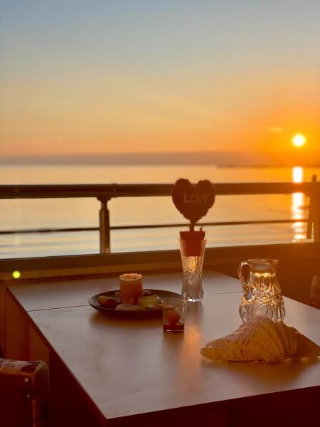 Na fotografii je vidět objekt Cozy Beachfront Room nacházející se ve městě Durrës.