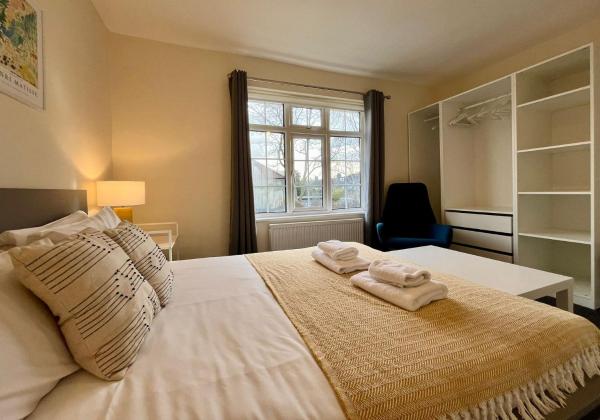 CENTRAL, newly refurb 2 bed flat with FREE PARKING photo 2