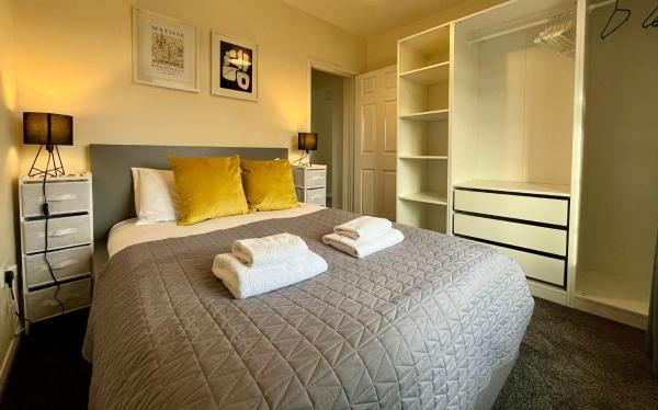 CENTRAL, newly refurb 2 bed flat with FREE PARKING photo 3