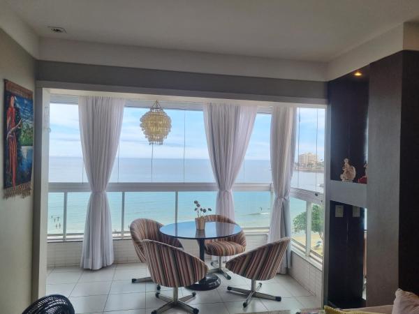 A la foto es mostra l'objecte Apartamento FRENTE PARA 0 MAR - PÉ NA AREIA - 3 SUITES COM AR CONDICIONADO, 2- VAGAS PARA CARROS MÉDIOS OU PICK UP E CARRO PEQUENO - FINAMENTE DECORADO - PRAIA DO MORRO-INTERNET -WI-FI -TV COM SERVIÇOS DE DISNEY PLUS - PARAMOUNT -MAX -PRIME VIDEO situat a la ciutat de Guarapari.