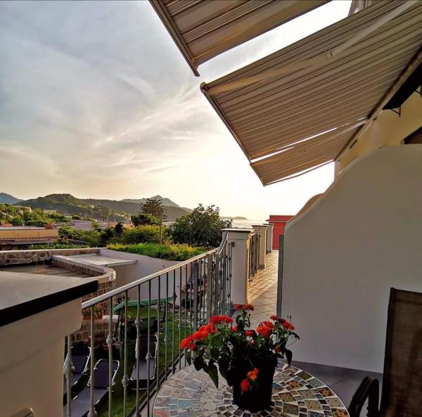 A la foto es mostra l'objecte Tuttiacasaditeresa Rooms situat a la ciutat de Procida.