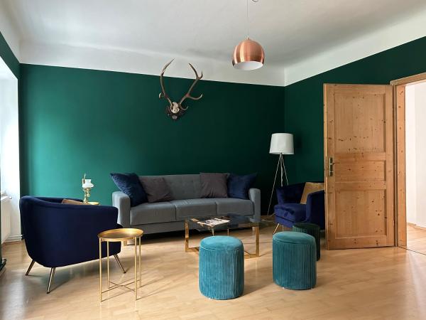 The photo shows the Ferienwohnungen in Reichenau located in the city of Hirschwang.