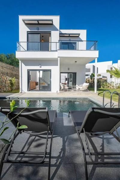 Na zdjęciu widoczny jest obiekt Villa Al Mare 2; Koyunbaba'da Özel Havuzlu Villa położony w mieście Küçükkiremit Adası.