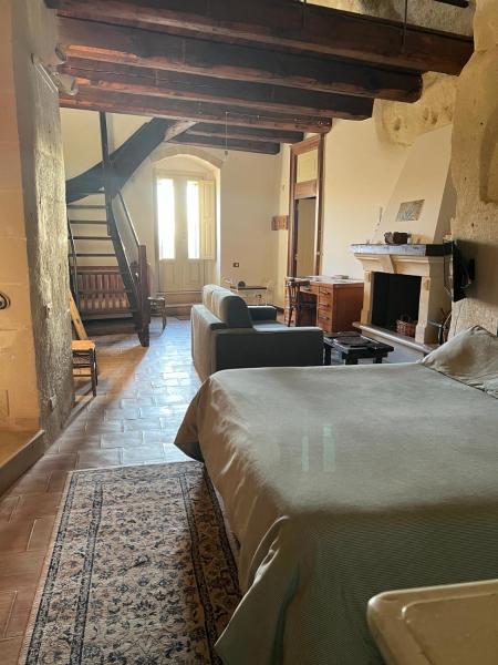 A la foto es mostra l'objecte Locus Amoenus situat a la ciutat de Matera.