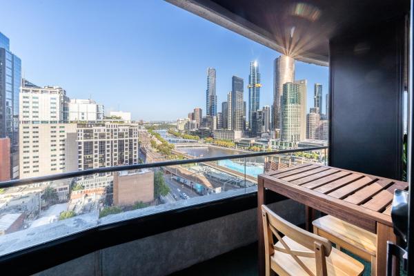 A la foto es mostra l'objecte Aura2107, CBD Entire 2 Bedroom Apartment with Balcony and Stunning Yarra River Views situat a la ciutat de Melbourne.