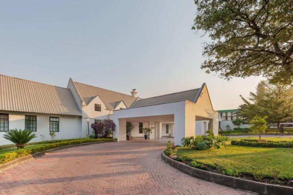 На фото показан объект Protea Hotel by Marriott Chingola, расположенный в городе Chililabombwe.
