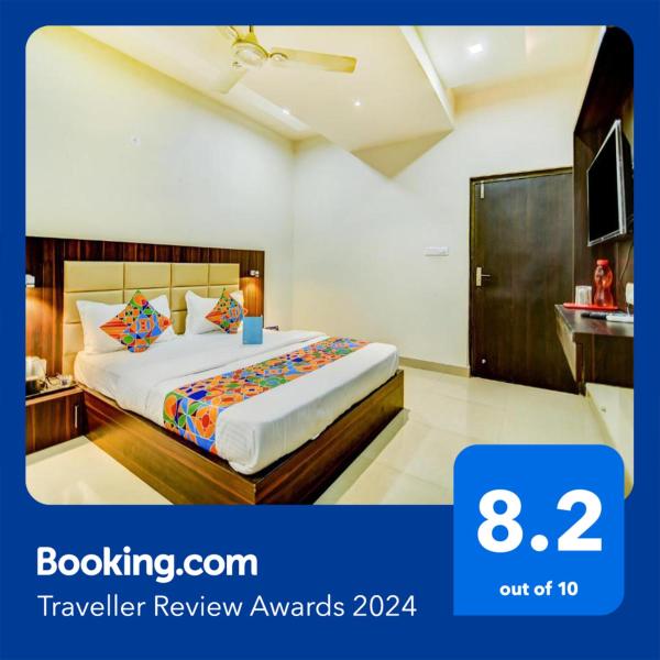 The photo shows the FabHotel Solitaire Inn located in the city of Nawābganj.